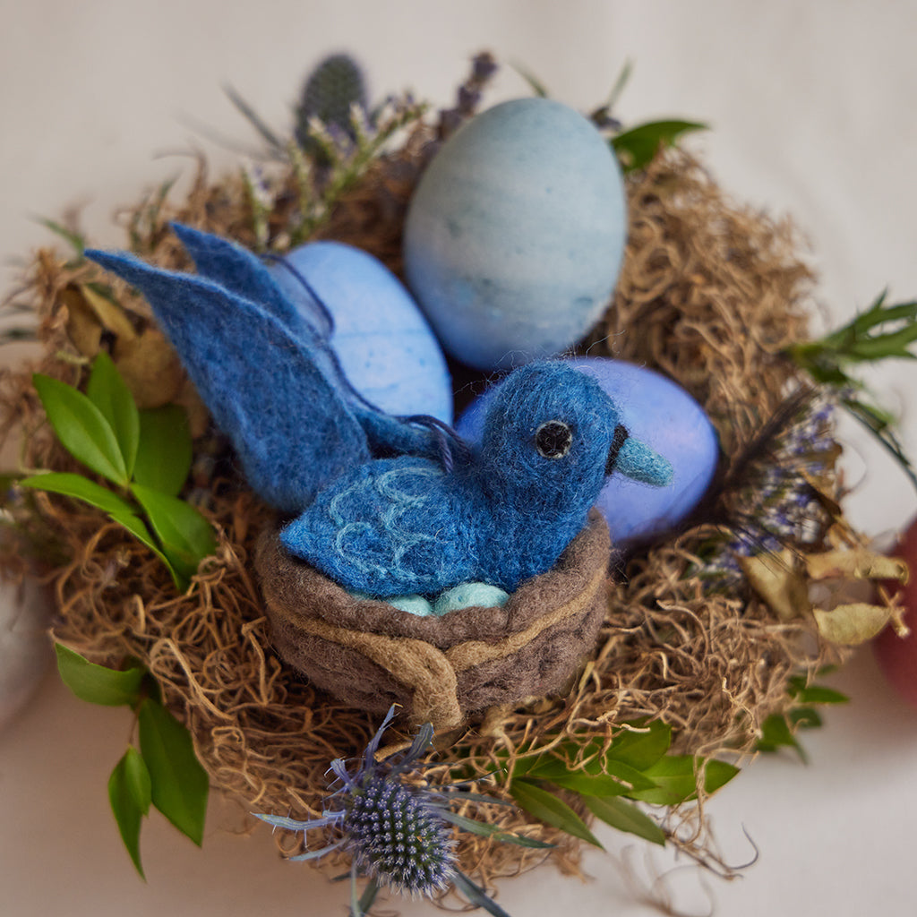 Oiseau bleu dans son nid avec des œufs Ornement