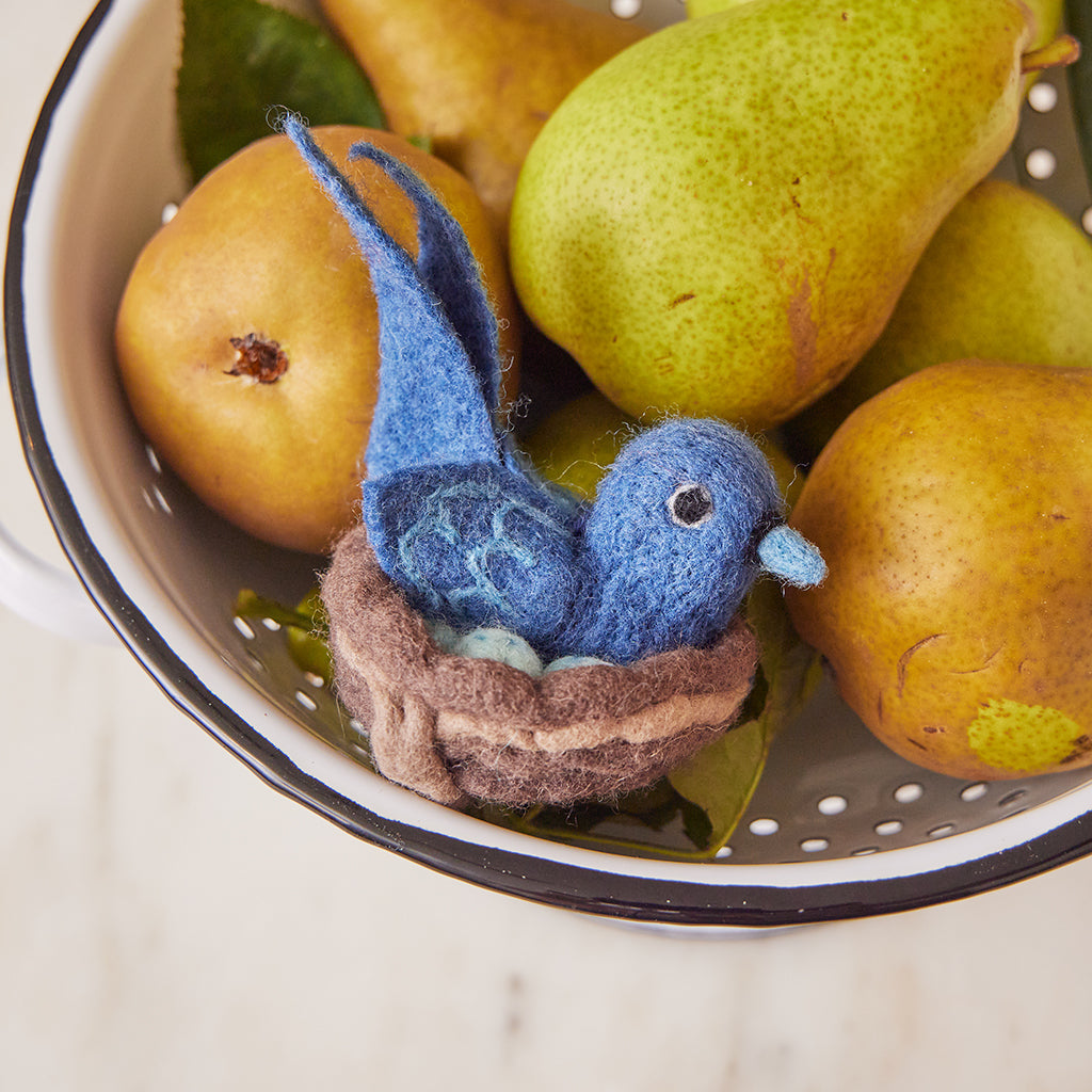 Oiseau bleu dans son nid avec des œufs Ornement