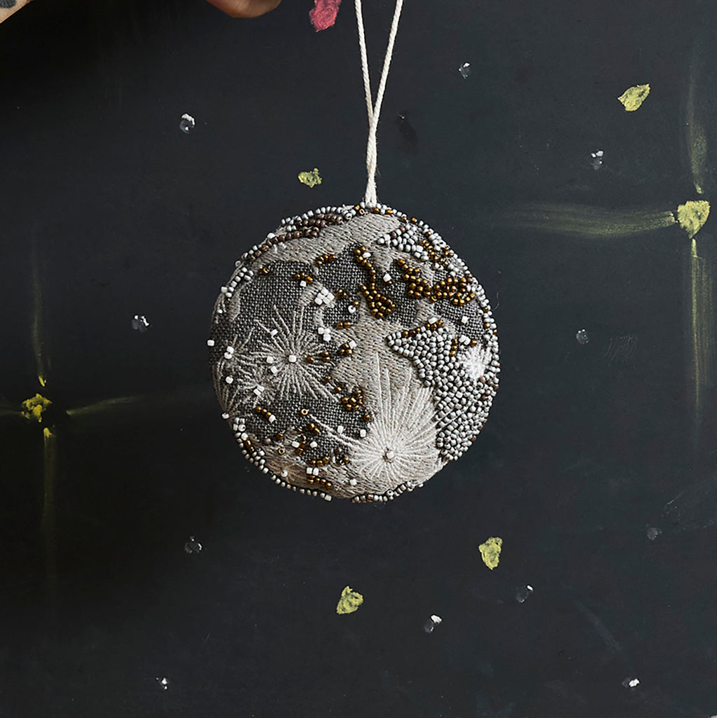 Ornement perlé lune