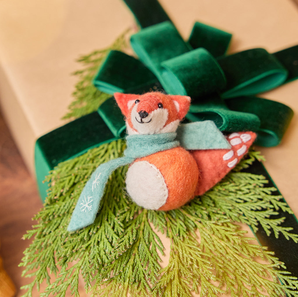 Petit renard ornemental Baiser de neige