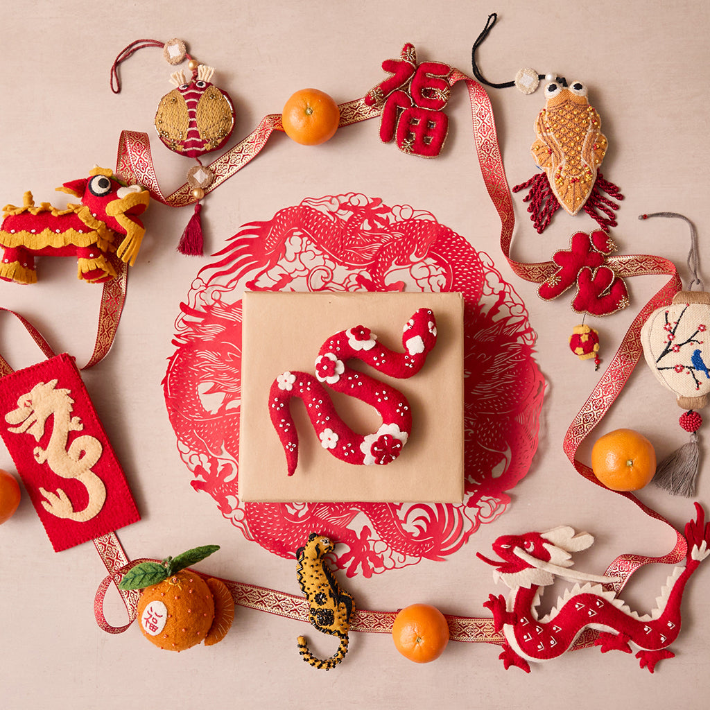 Ornement de serpent rouge chinois