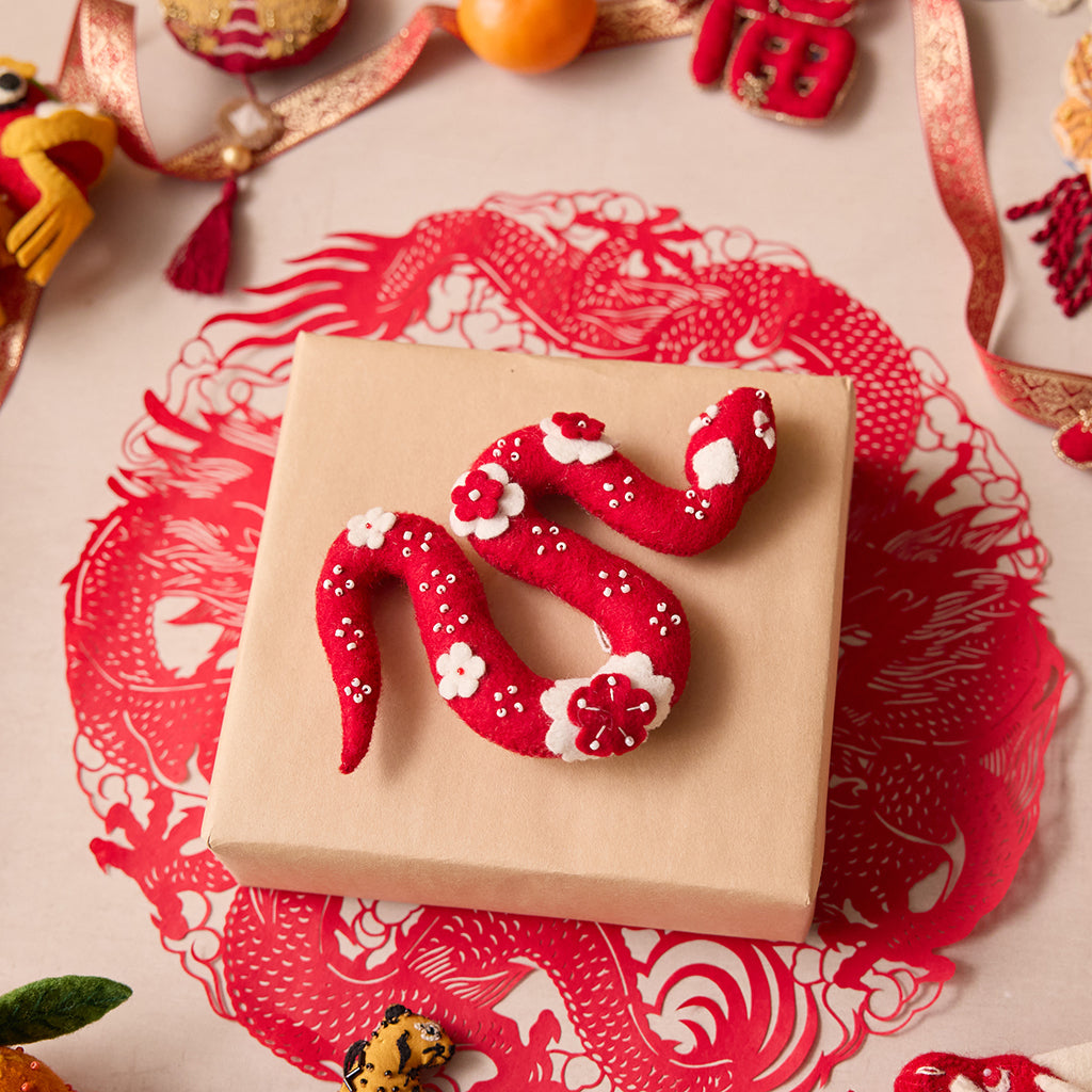 Ornement de serpent rouge chinois