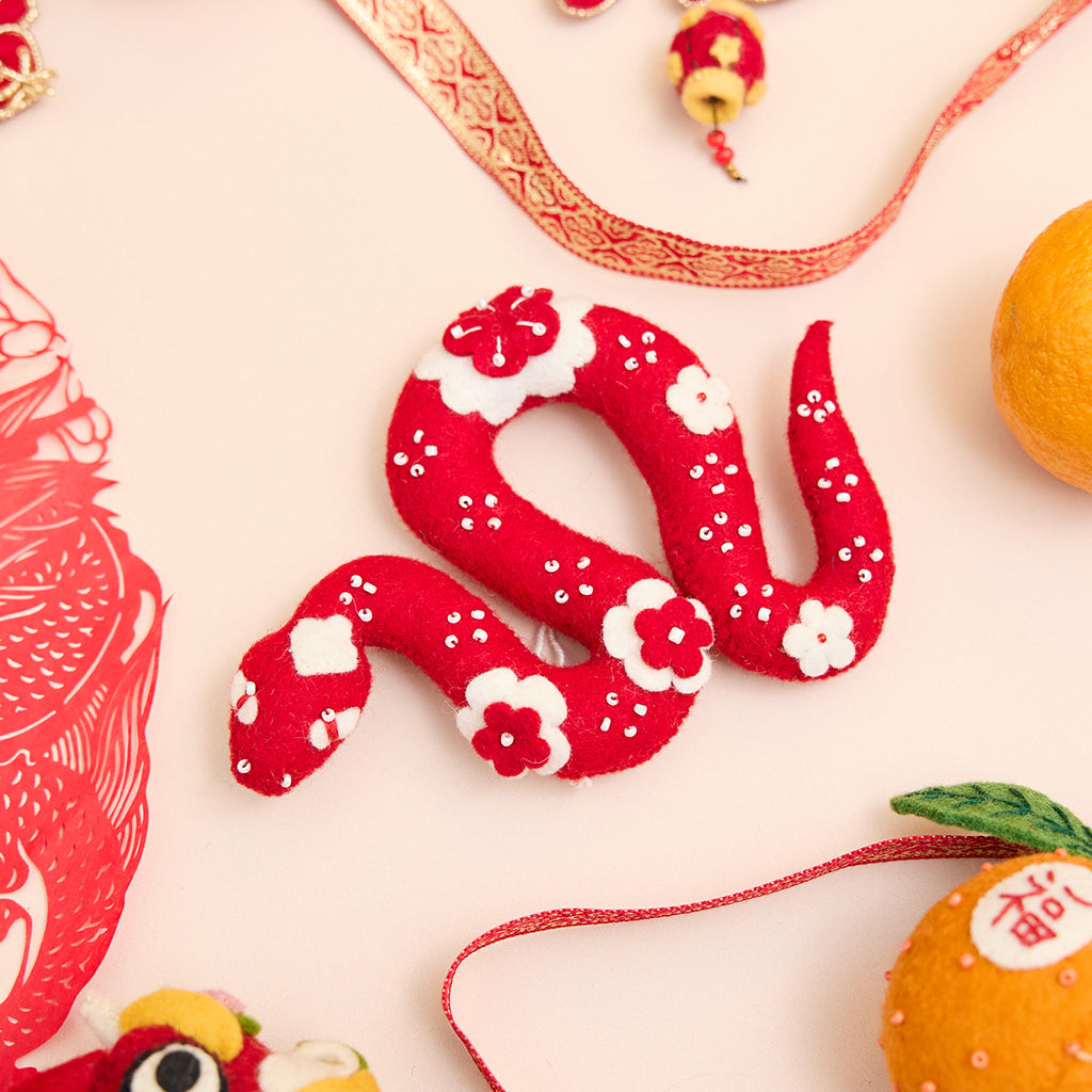 Ornement de serpent rouge chinois