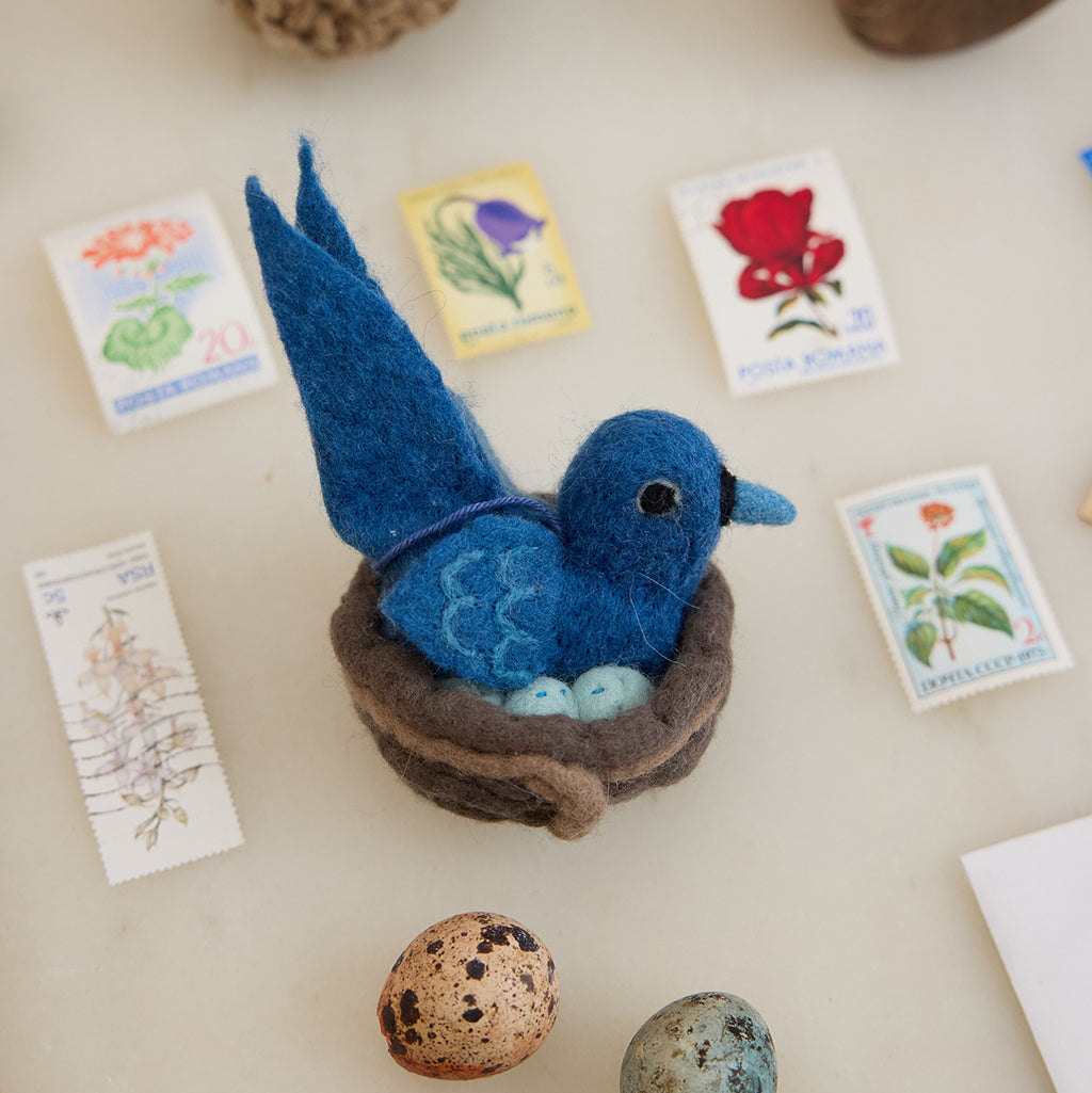 Oiseau bleu dans son nid avec des œufs Ornement