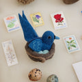 Oiseau bleu dans son nid avec des œufs Ornement