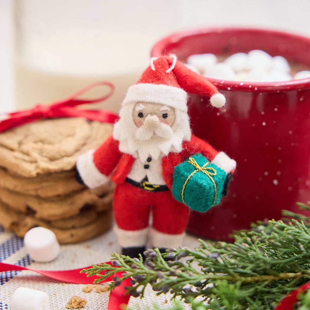 Petit papa Noël avec ornement cadeau
