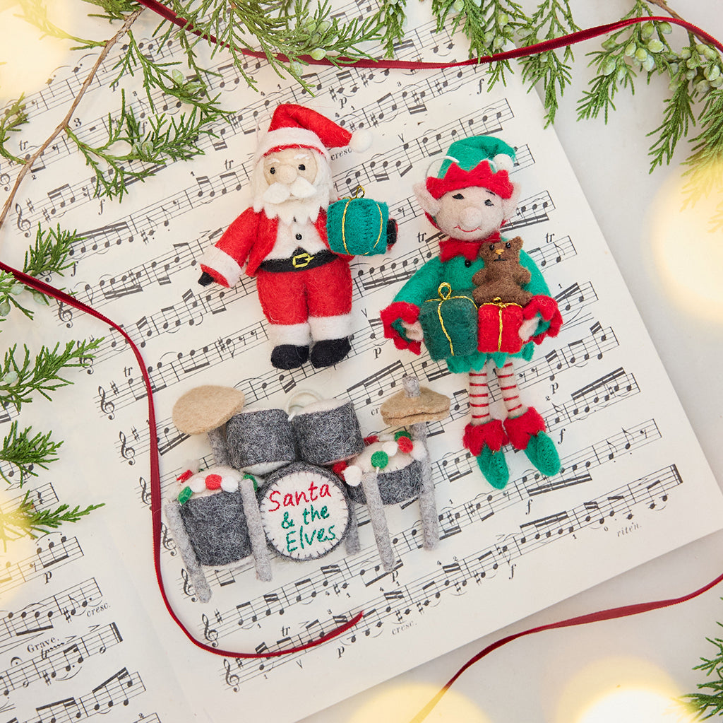 Petit papa Noël avec ornement cadeau