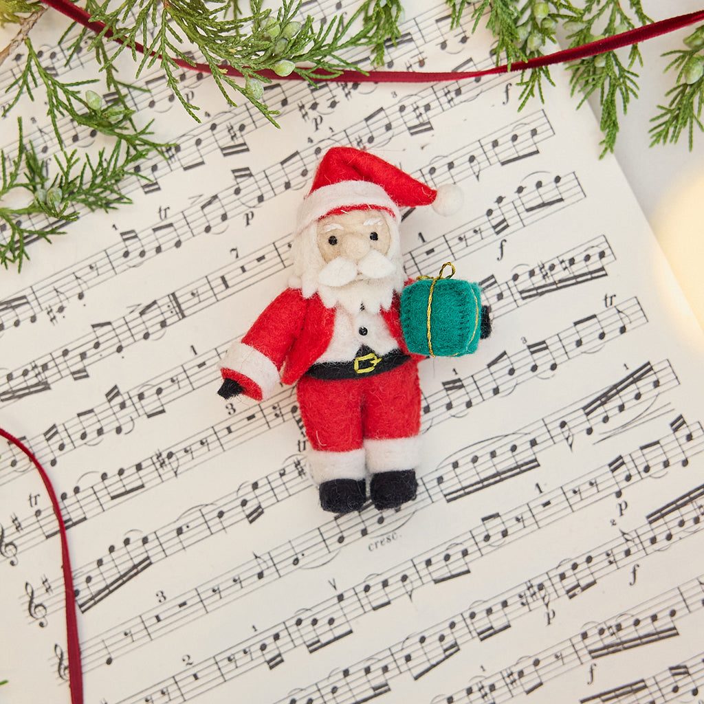 Petit papa Noël avec ornement cadeau