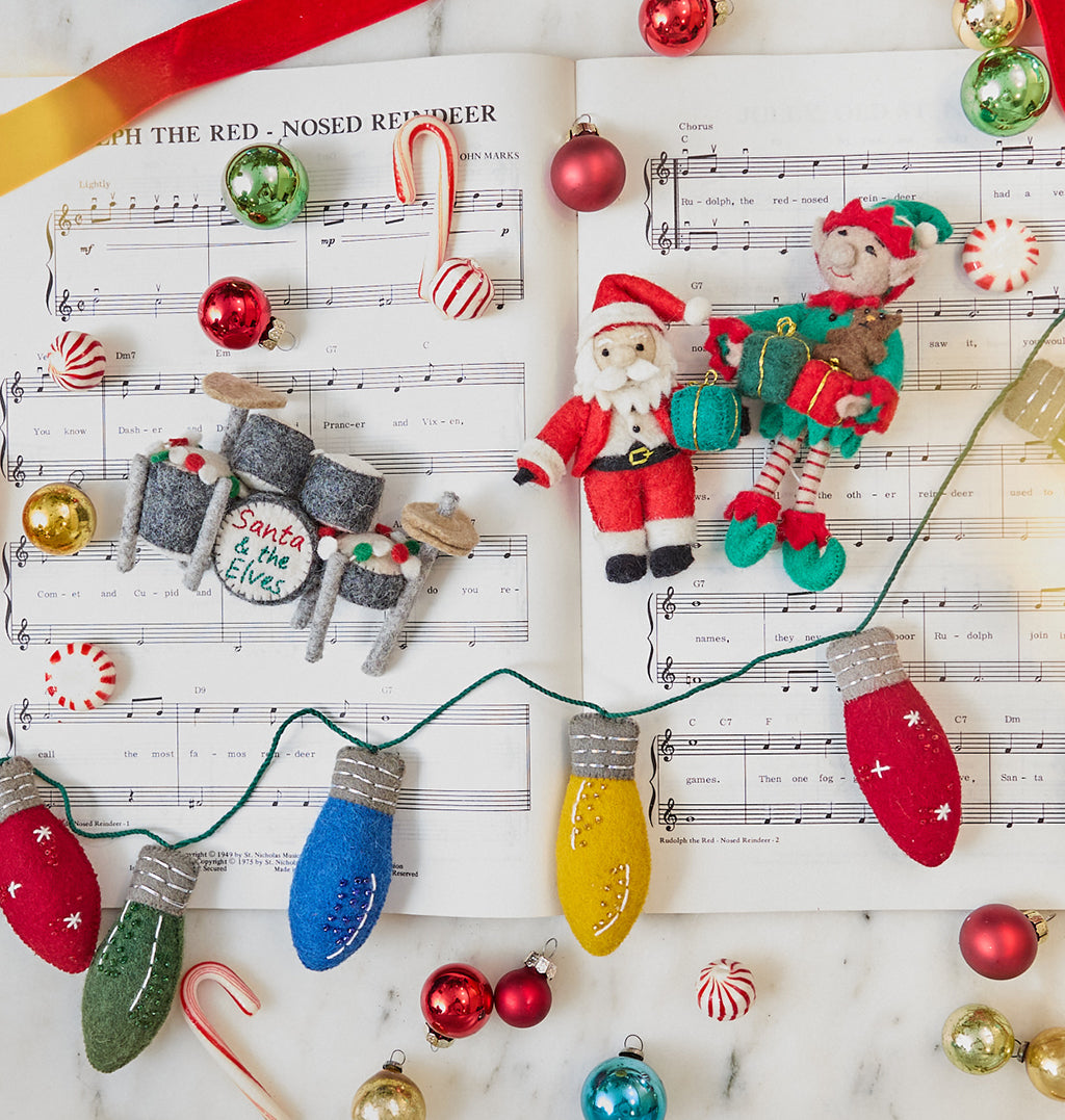 Petit papa Noël avec ornement cadeau