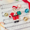 Petit papa Noël avec ornement cadeau