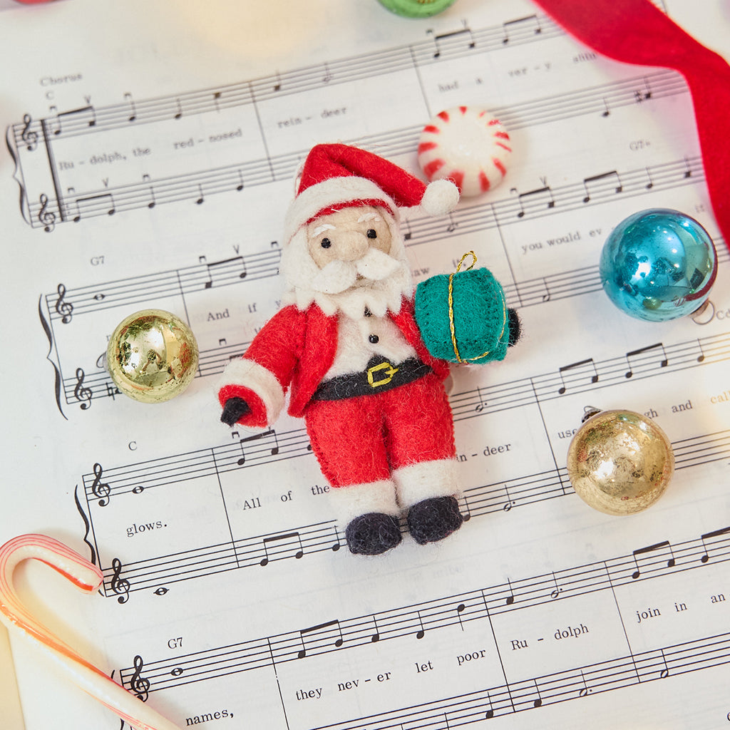 Petit papa Noël avec ornement cadeau