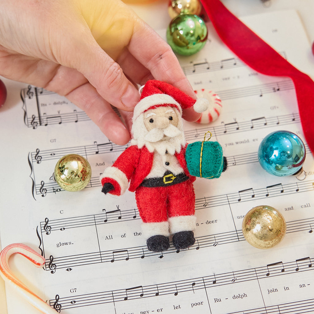 Petit papa Noël avec ornement cadeau