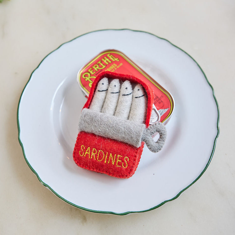 Ornement de boîte de sardines rouge en métal