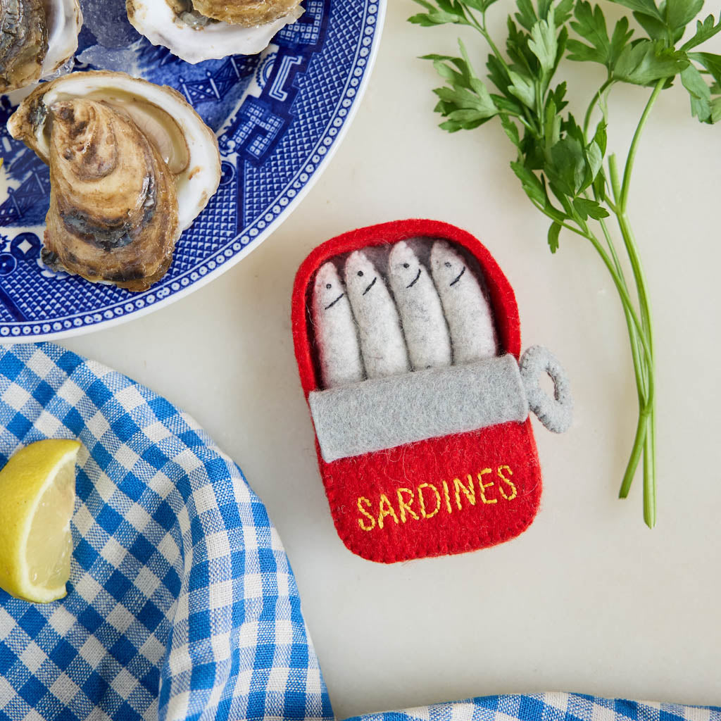 Ornement de boîte de sardines rouge en métal