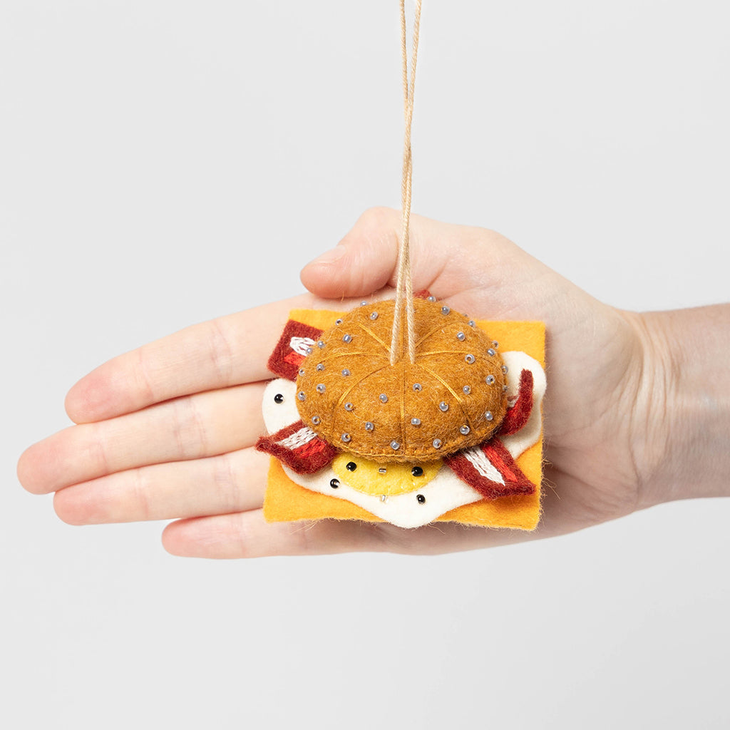Ornement de sandwich déjeuner au bacon, œuf et fromage
