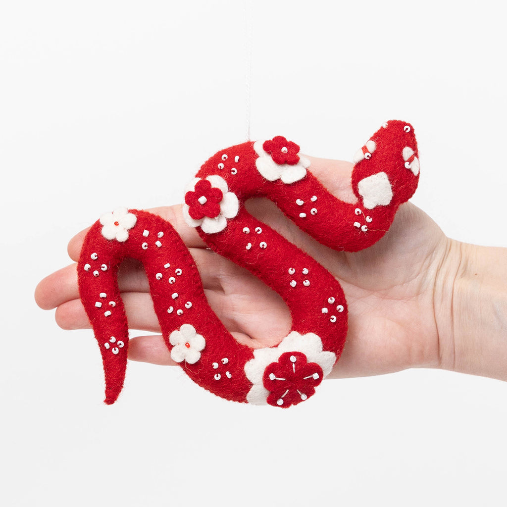 Ornement de serpent rouge chinois