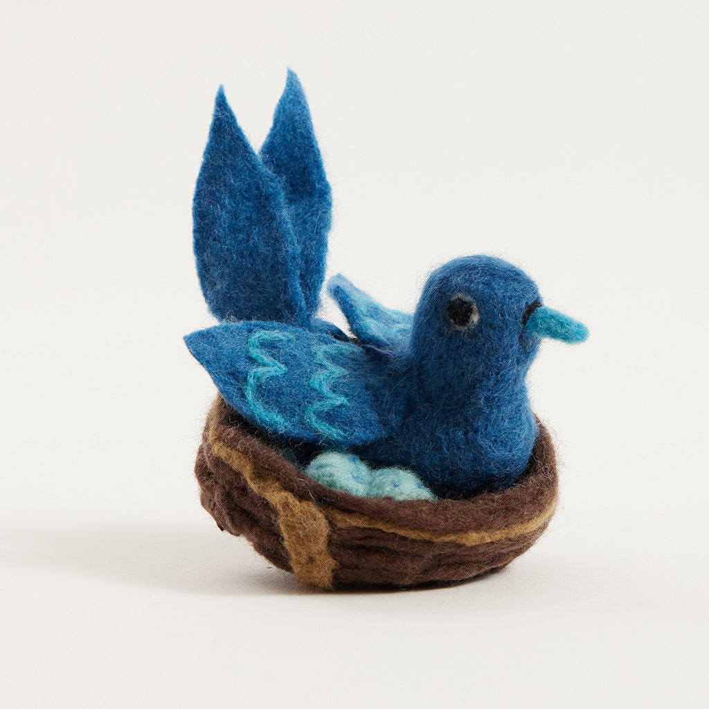 Oiseau bleu dans son nid avec des œufs Ornement