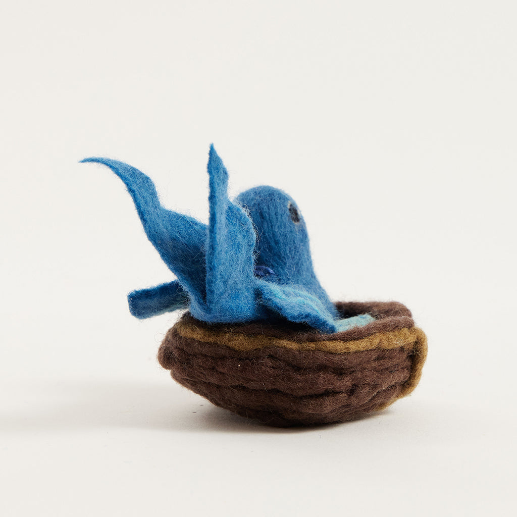 Oiseau bleu dans son nid avec des œufs Ornement