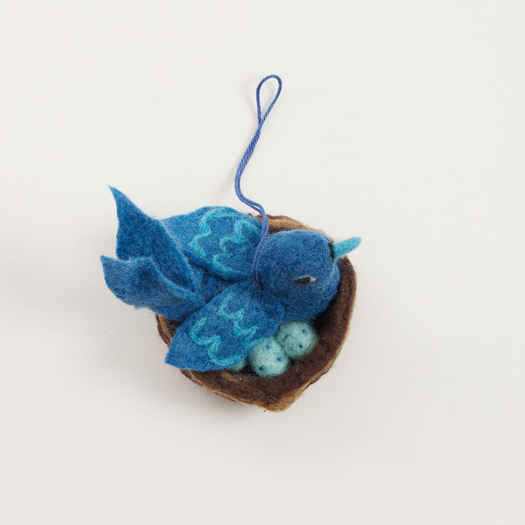 Oiseau bleu dans son nid avec des œufs Ornement