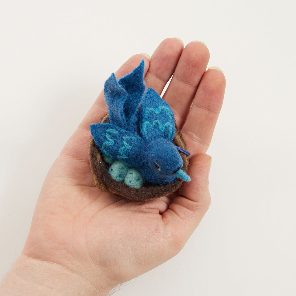 Oiseau bleu dans son nid avec des œufs Ornement