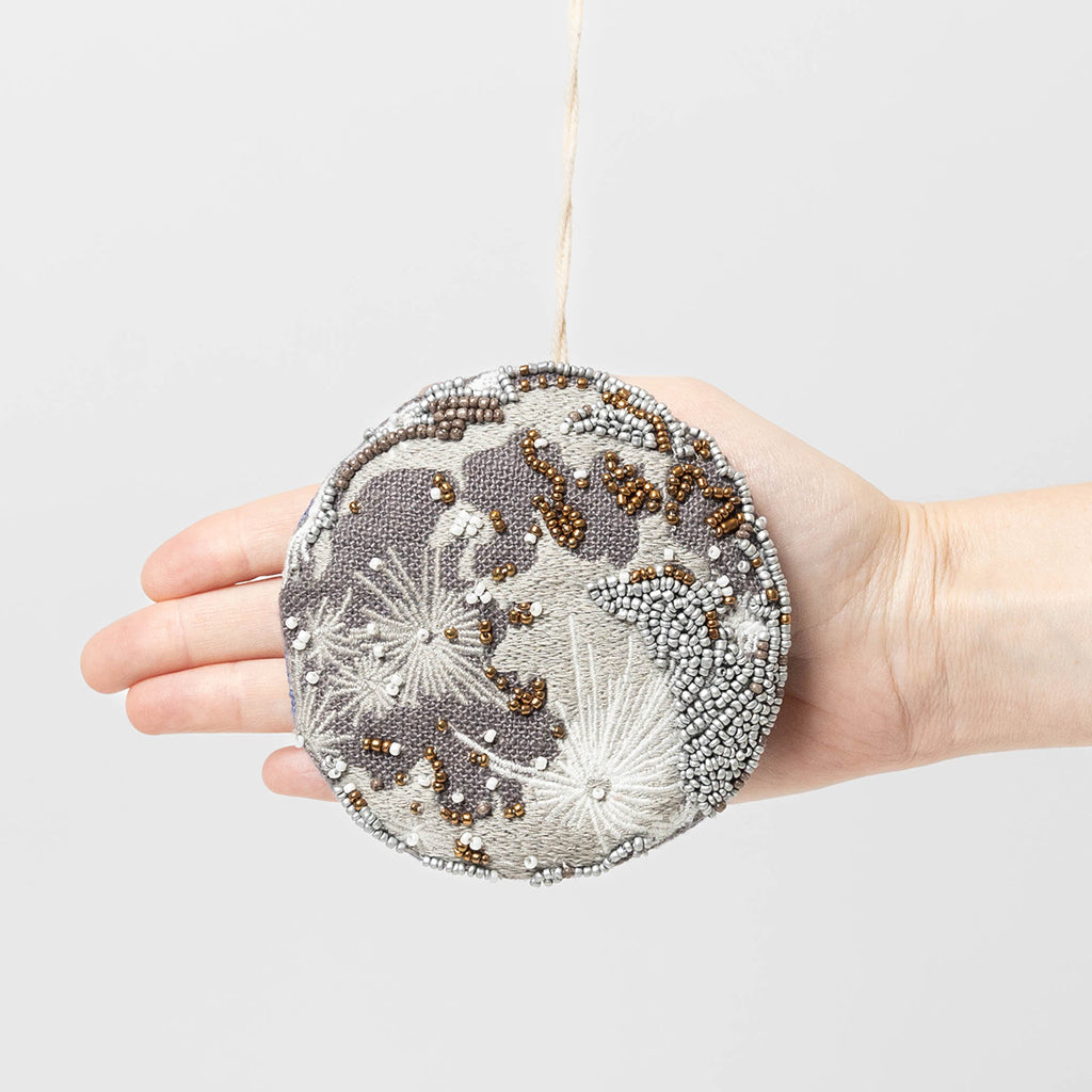 Ornement perlé lune