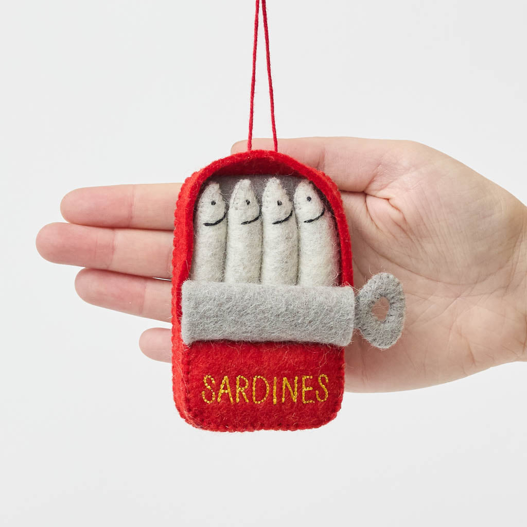 Ornement de boîte de sardines rouge en métal