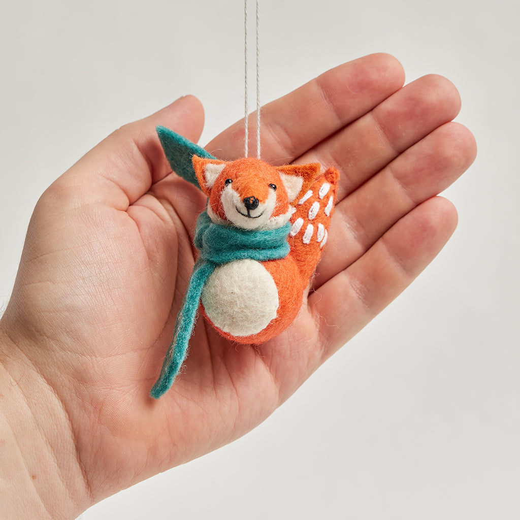 Petit renard ornemental Baiser de neige