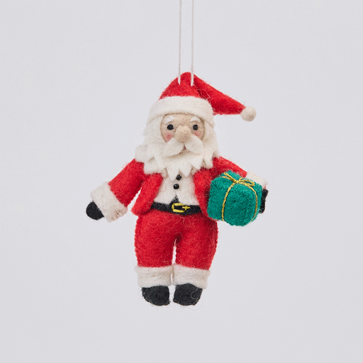 Petit papa Noël avec ornement cadeau