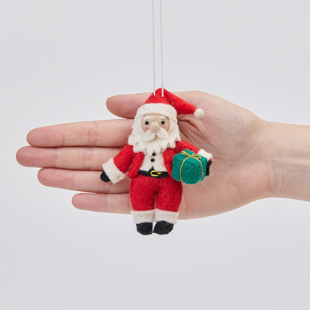 Petit papa Noël avec ornement cadeau